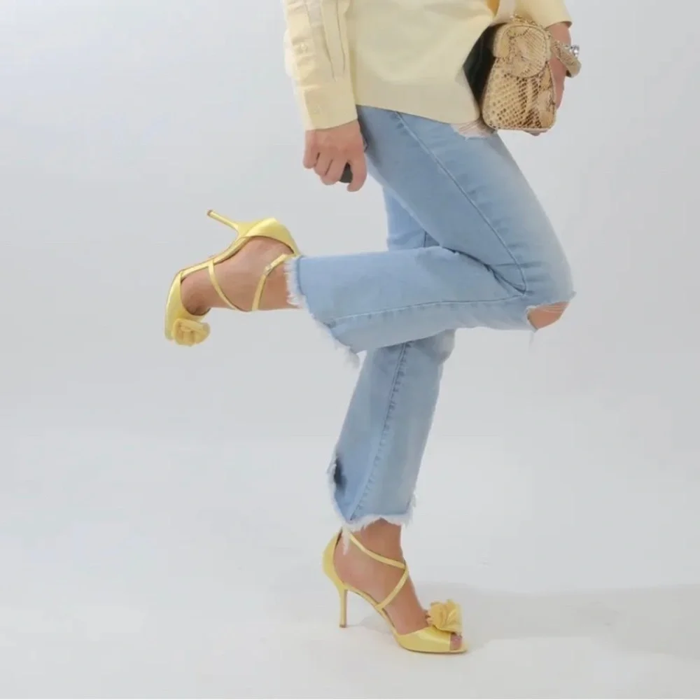 BADGLEY MISCHKA Yellow Satin Flower Strappy Ankle Strap Sandals Heels Si…